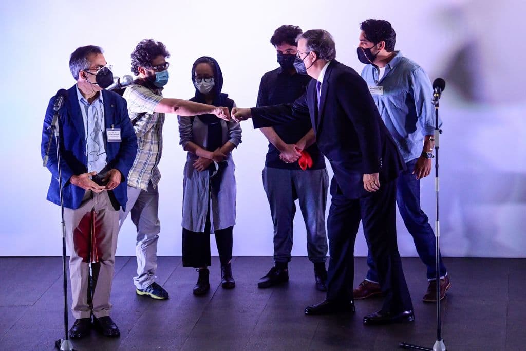 Preguntado por
<b>cómo justifica la admisión de los afganos mientras trata de disuadir a centroamericanos</b> de que lleguen al país, Ebrand respondió que estas acciones son coherentes con el esfuerzo de su gobierno para
<b>"dejar clara la diferencia entre los migrantes económicos y la gente que busca refugio y asilo".</b>