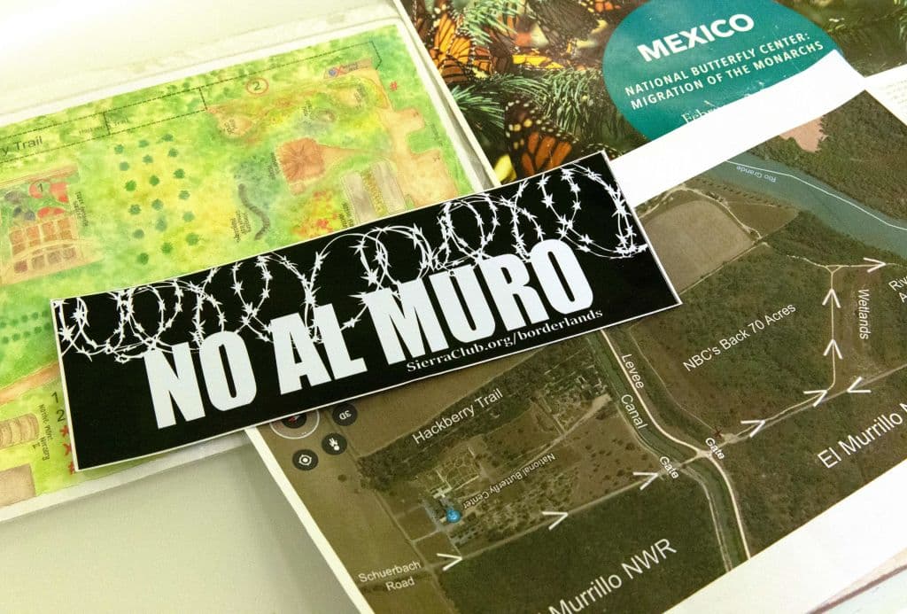 Pero sus llamados contra la construcción del muro, que amenazaba su propia existencia y tenía un fuerte impacto ambiental, le hicieron ganar muchos enemigos entre los círculos conservadores antiinmigración y cercanos al entorno de Trump. Desde entonces, les han llovido las amenazas.