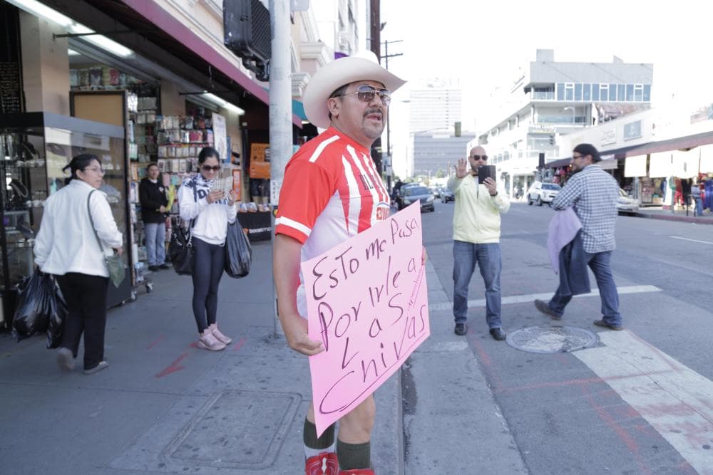 Por su parte, en una fecha diferente cuando 'El Rebaño Sagrado' fue el equipo que salió perdedor ante el Club América, El Feo tuvo que cargar una pancarta que decía: 
<b>"Esto me pasa por irle a las Chivas"</b> y 
<b><a href="https://www.univision.com/dallas/klno/musica/el-bueno-la-mala-y-el-feo/throwback-el-feo-se-quito-la-ropa-y-asi-pago-su-apuesta-en-contra-del-pelon-fotos">caminó casi desnudo por los callejones de Los Ángeles</a></b>.