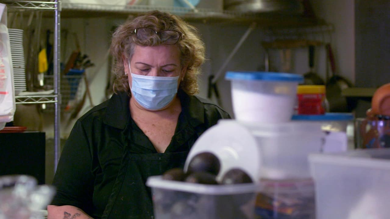 Carmen Castellanos se hizo famosa en Los Ángeles por preparar comida callejera al aire libre en la década de 1980, antes de lanzar su restaurante en la avenida César Chávez. En el proceso, recibió críticas favorables por sus platos mexicanos tradicionales, como tacos al pastor, gorditas y quesadillas.