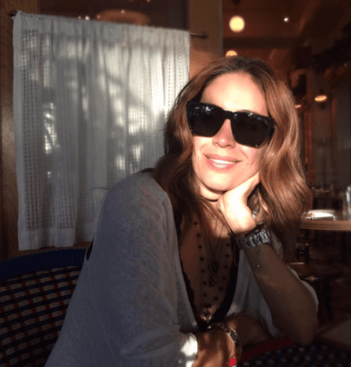 Elegir las gafas adecuadas no siempre es tan sencillo, pero a ella le encanta usar diversos estilos.