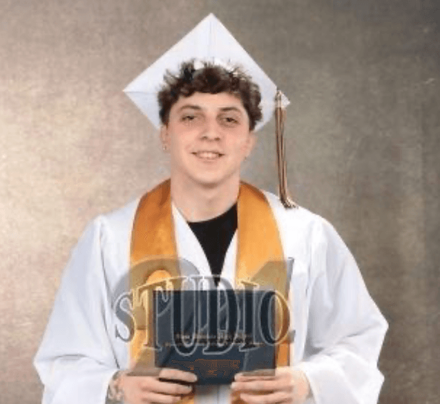 "Mi hijo que con mucho esfuerzo hoy cumple 
<b>su sueño de graduarse</b>", se lee en la foto de Elías Correa.