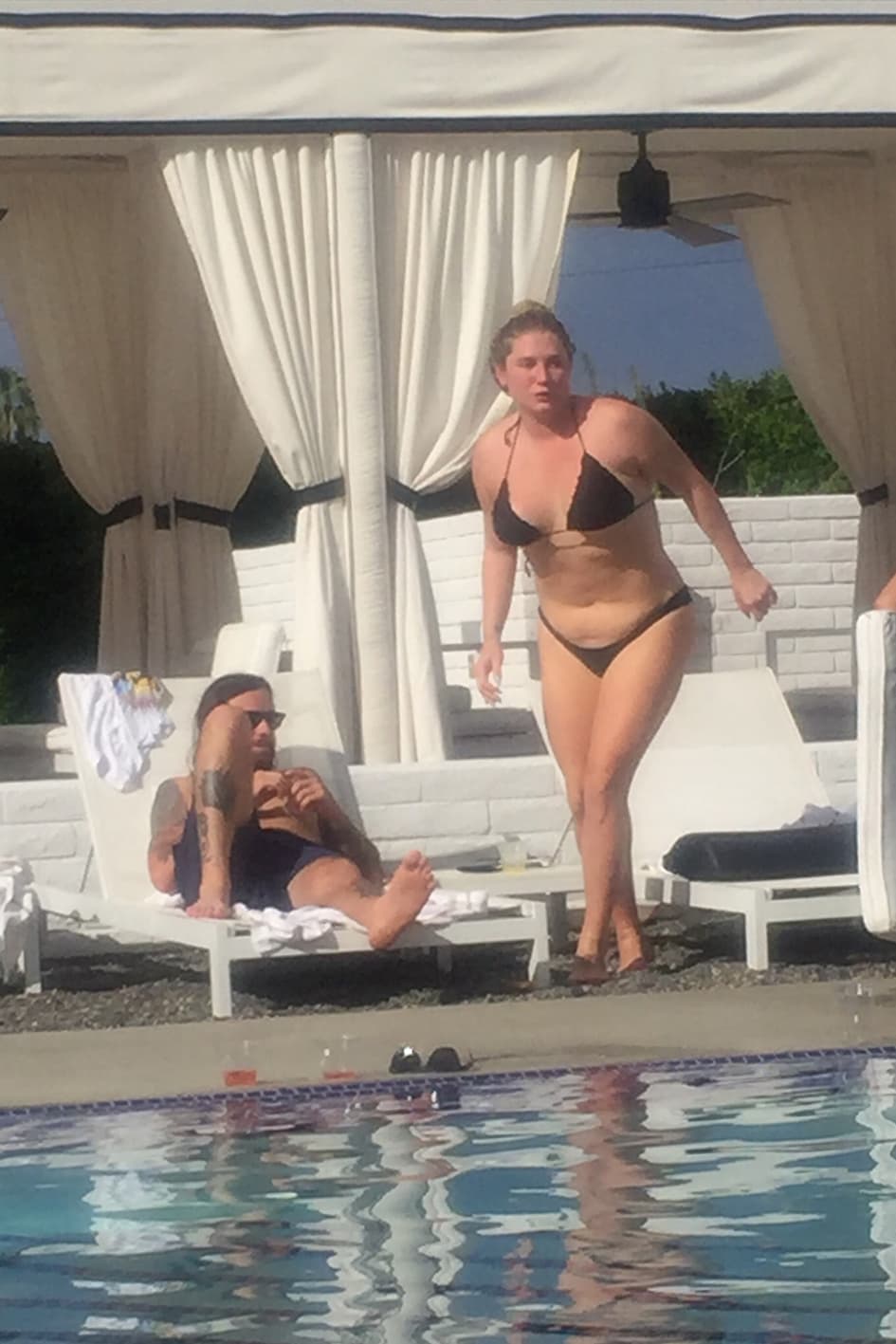 Los paparazzi captaron a Kesha disfrutando de un día de piscina en California.