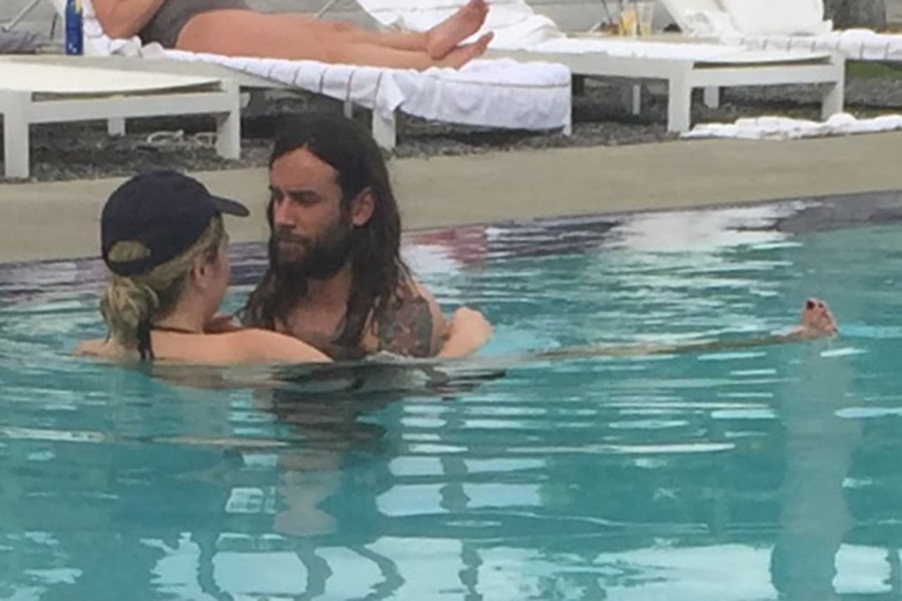 La cantante estaba acompañada de su novio, Brad Ashenfelter.