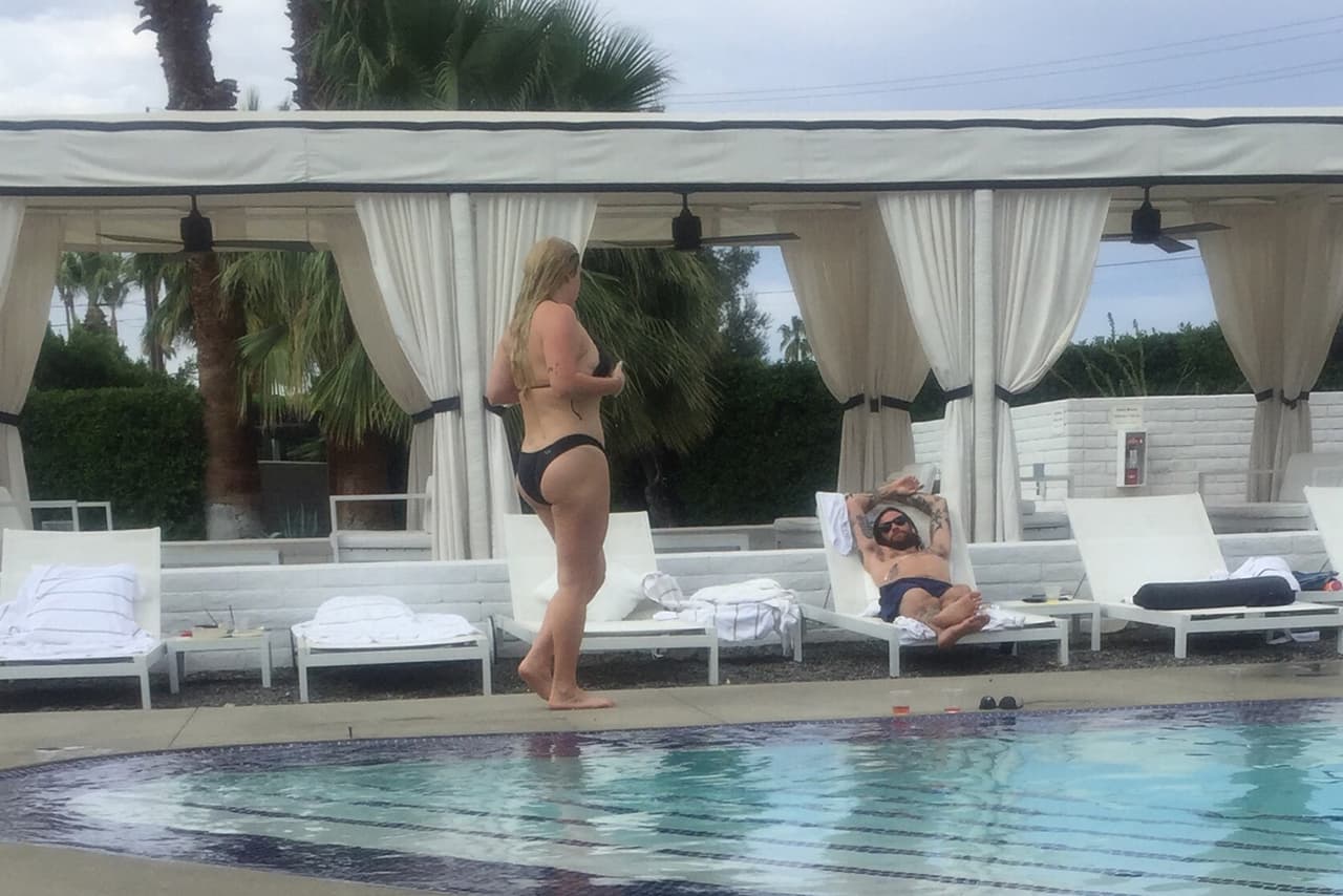 La cantante usaba un diminuto bikini negro.