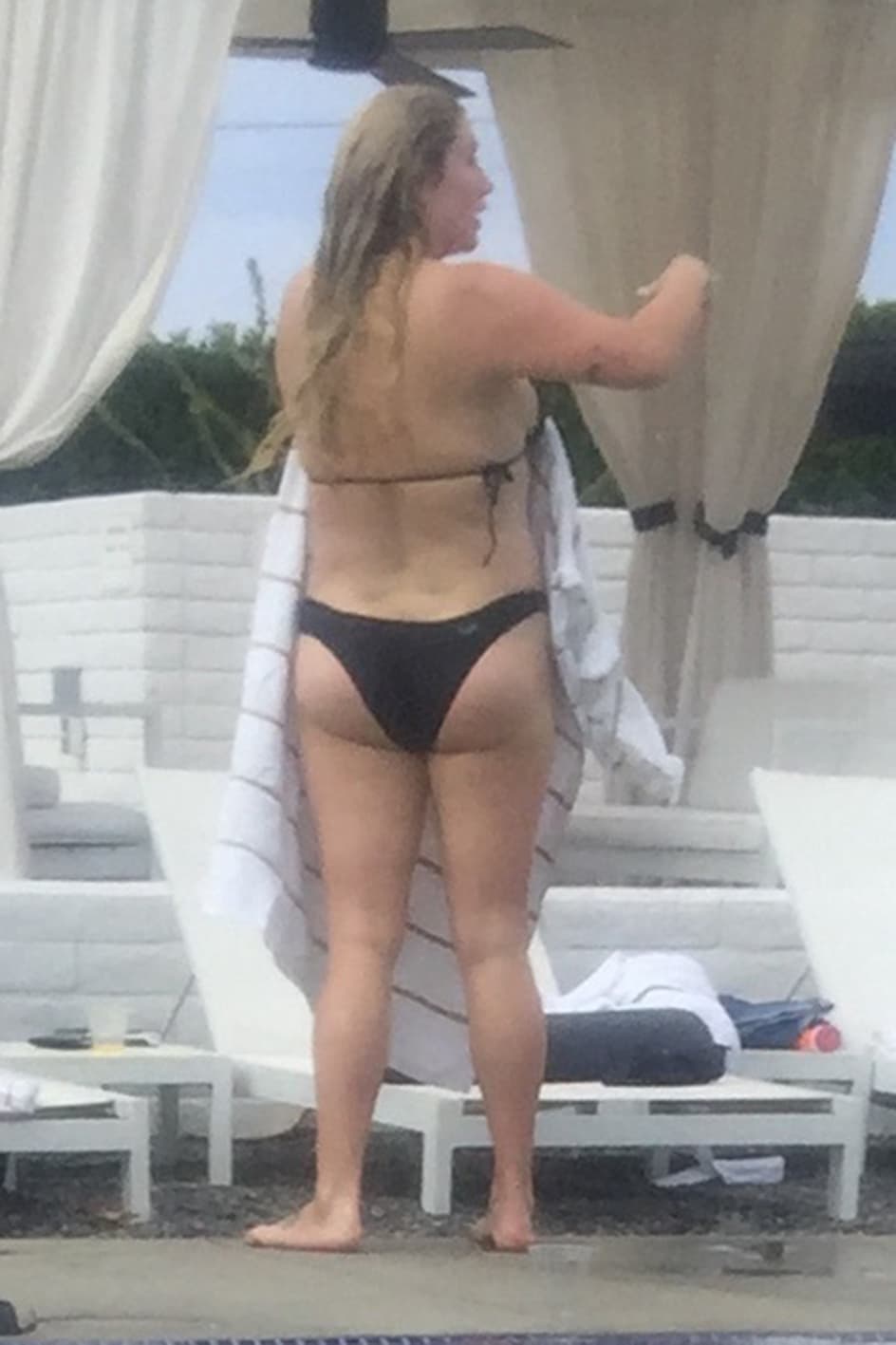 "Hacer bullying a alguien que ha luchado públicamente contra sus problemas físicos es bastante miserable. Gracias a Dios, estoy en un momento de mi vida en el que me siento con el poder de hacer frente a tus comentarios desagradables en lugar de dejar que me destruyan", escribió la artista.