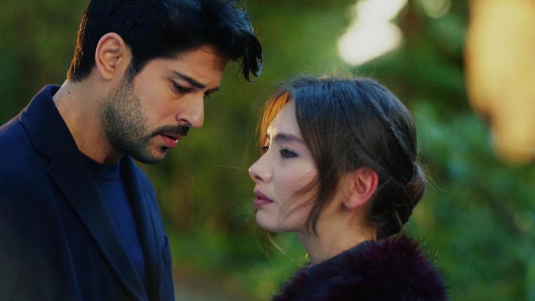 Pero Burak Özçivit también tiene su historia de amor en la vida real.