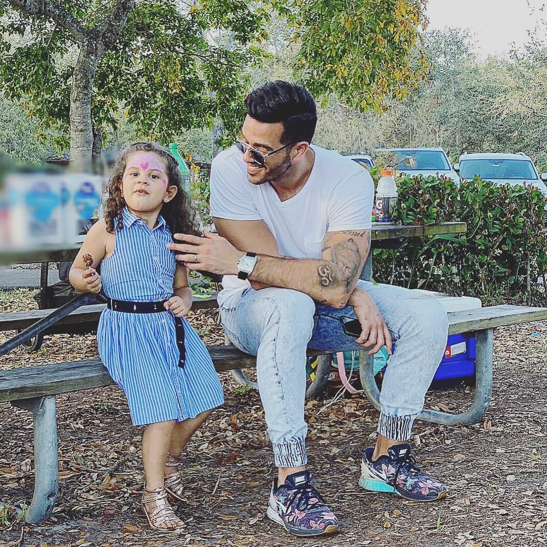 Todos los días son una aventura para el chef y conductor venezolano a lado de sus tres mujeres. Anabella, es una niña inquieta y carismática que se roba el corazón de quien se cruza en su camino.