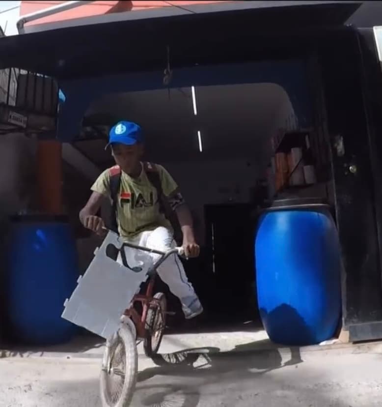 Las ganas de Samuel por cambiar su vida comenzaron con la ebullición de la pandemia del
<a href="https://www.univision.com/temas/coronavirus">coronavirus</a>, misma que provocó que su padre perdiera el trabajo y que lo que ganara su madre como ayudante médico no fuera suficiente para el sustento de su familia.
<b>Sin embargo, al principio decidió no hablarlo con nadie y simplemente ayudar. </b>
<br>