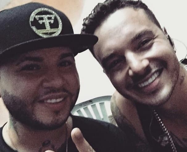 Acompañado de J Balvin, Farruko presume que siempre se rodea de grandes amigos.