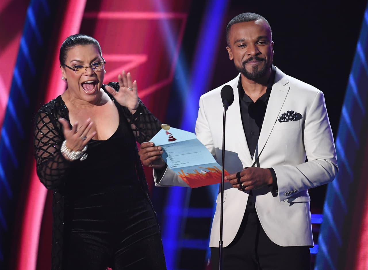 Olga Tañón y Alexandre Pires fue otra de las parejas de presentadores de la noche.