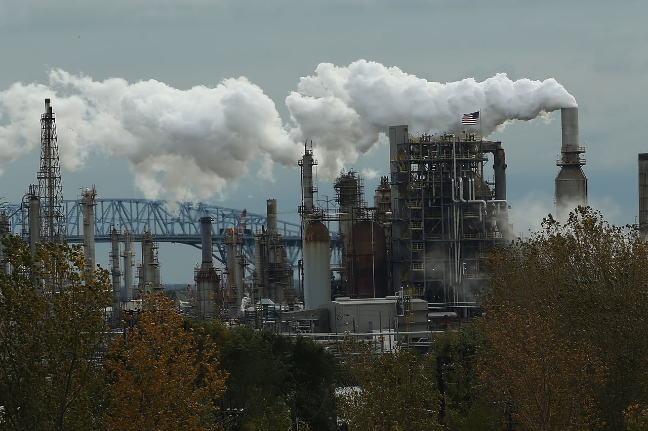 <b>Refinería del sur de Filadelfia: Creación de un nuevo vecindario: </b>El sitio de 1,400 acres a lo largo del 
<a href="https://www.univision.com/local/philadelphia-wuvp/asi-se-ve-el-rio-schuylkill-luego-de-la-tormenta-tropical-isaias-fotos">río Schuylkill </a>podría conectarse con el resto de 
<a href="https://www.univision.com/local/philadelphia-wuvp/historica-primaria-en-filadelfia-video">Filadelfia</a> mediante una expansión de SEPTA. Pero hay una forma aún más creativa de integrar al gigante de la remodelación con el resto del sur de Filadelfia: romper la autopista Schuykill Expressway (Interestatal 76) y convertirla en un bulevar.