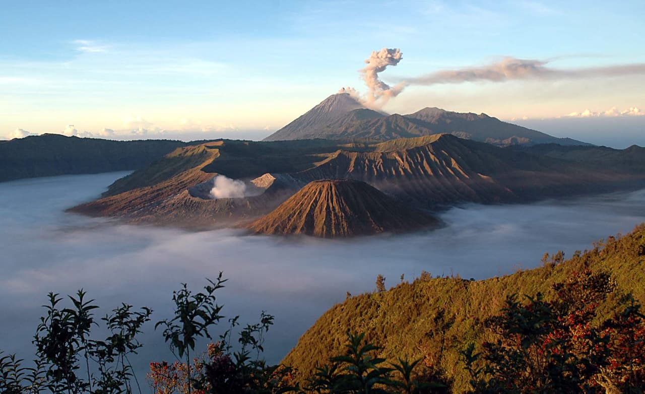 <h3 class="cms-H3-H3">5. Monte Semeru</h3>
<br>
<br>🌋 Altura: 3,676 metros.
<br>
<br>🌋 País: Indonesia.
<br>
<br>🌋 Última erupción: diciembre de 2021.
<br>