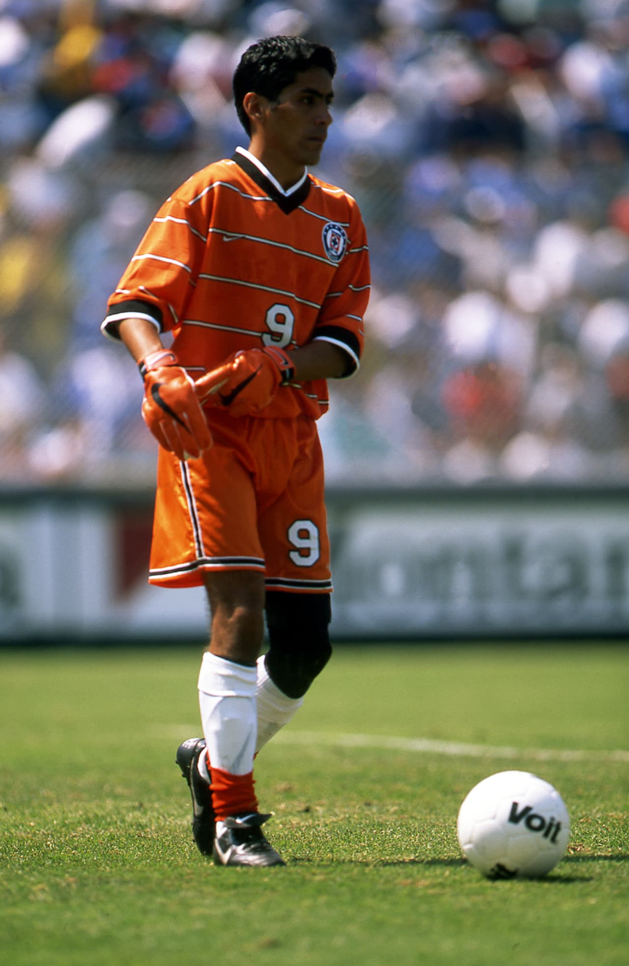 'El Brody' a veces jugaba de delantero y con el 9 podía salir a cancha. Eso sí, es un ejemplo para Ochoa de que los arqueros mexicanos no siempre necesitan el '1' en la espalda.