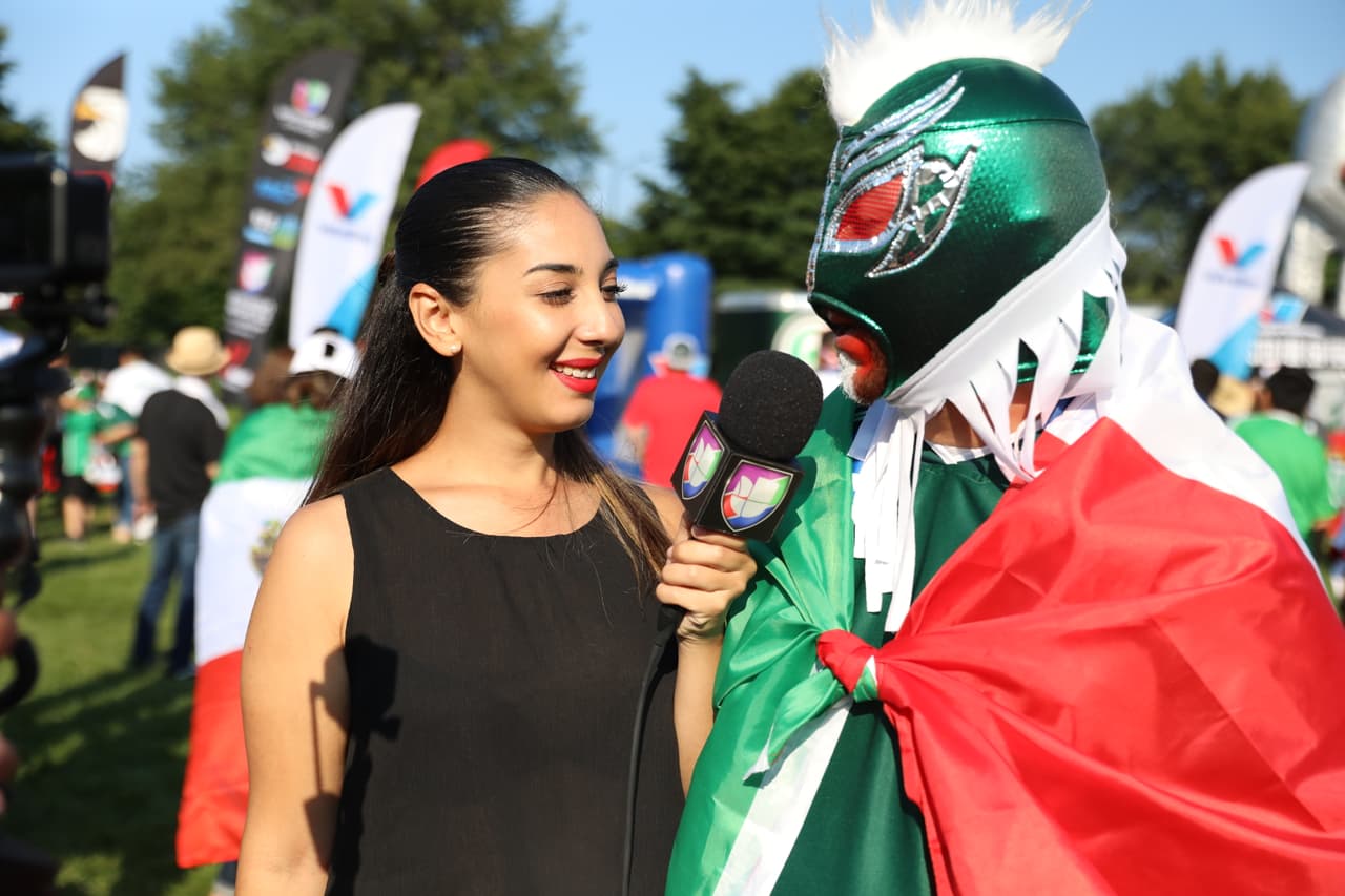 Las máscaras de lucha libre y las banderas mexicanas pintaron el paisaje.