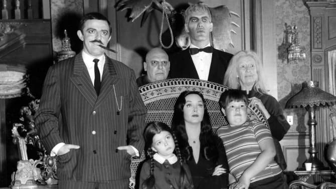 Inspirados en caricaturas creadas por Charles Addams, 'Los Locos Addams', protagonizada por Carolyn Jones y John Astin como Morticia y Homero, fue una exitosa serie que mostraba a una familia "muy normal" que solo era un poco diferente a sus vecinos en sus siniestros gustos. En 1965, unos meses después, salieron 'Los Munster', un derivado de esta familia.