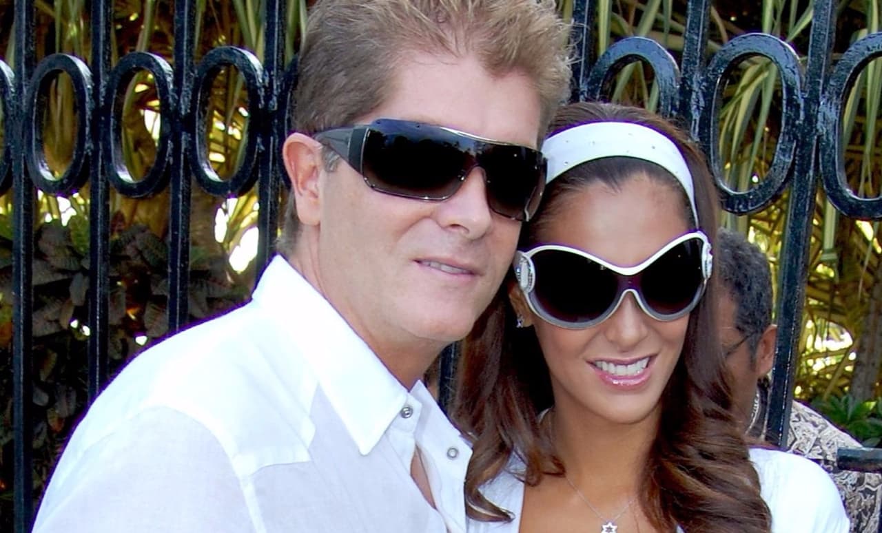 Zepeda negó haber tenido algún negocio con la cantante y se empeñó en dejar claro que Ninel Conde podría ser considerada cómplice al tener conocimiento del origen de los recursos, toda vez que los medios "le hicieron el favor de informarle. No puede decir que no sabía", dijo en entrevista para
<a href="https://www.youtube.com/watch?v=iyRR2sXbF0I" target="_blank">De primera mano</a>.