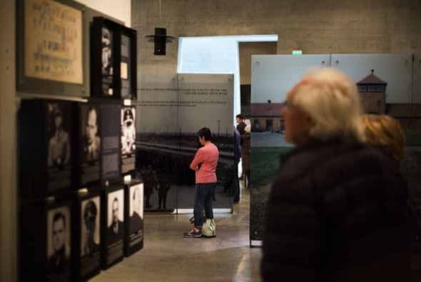 Hoy 27 de enero se conmemoran 70 años liberación de Auschwitz, el campo de concentración donde millones de seres humanos perdieron la vida por la terrible idea de exterminación de la población judía. Impresionante video #Auschwitz70 aquí Galería que la humanidad no debe olvidar.