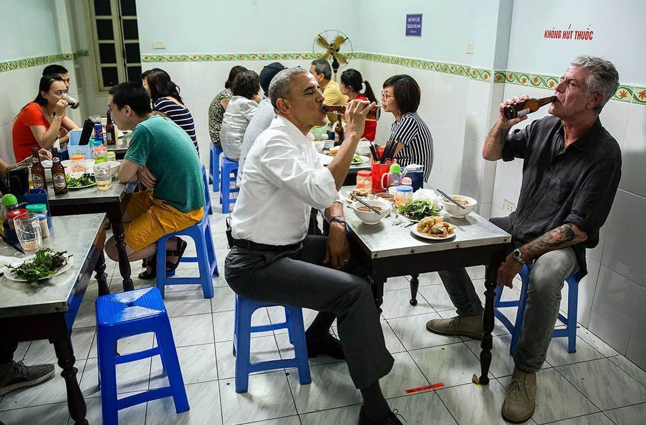 <b>Una cena informal con Burdain</b>. Obama comparte una cerveza con el presentador de televisión y experto en gastronomía Anthony Burdain en un restaurante de Hanoi, Vietnam, 2016. Como fotógrafo oficial, Pete Souza ha tenido acceso a momentos y lugares al que muy pocos pueden.