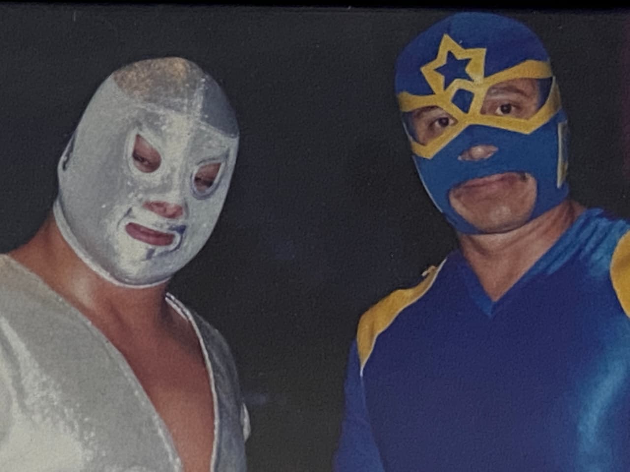 Los gladiadores que veía en el cine lo inspiraron para incursionar en esta actividad. "Porque yo miraba al Santos y era el que más me gustaba y resulta que yo aprendo a luchar, a los muchos 5-6 años hago pareja con él”, indica Castro. 
<br>