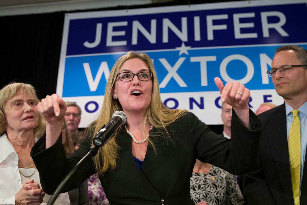 La demócrata
<b>Jennifer Wexton</b> le ganó a la republicana Barbara Comstock en el distrito 10 de Virginia. Comstock había resultado victoriosa en las elecciones anteriores por más de seis puntos y en las presidenciales de 2016, Hillary Clinton había ganado por un margen de 10 puntos.