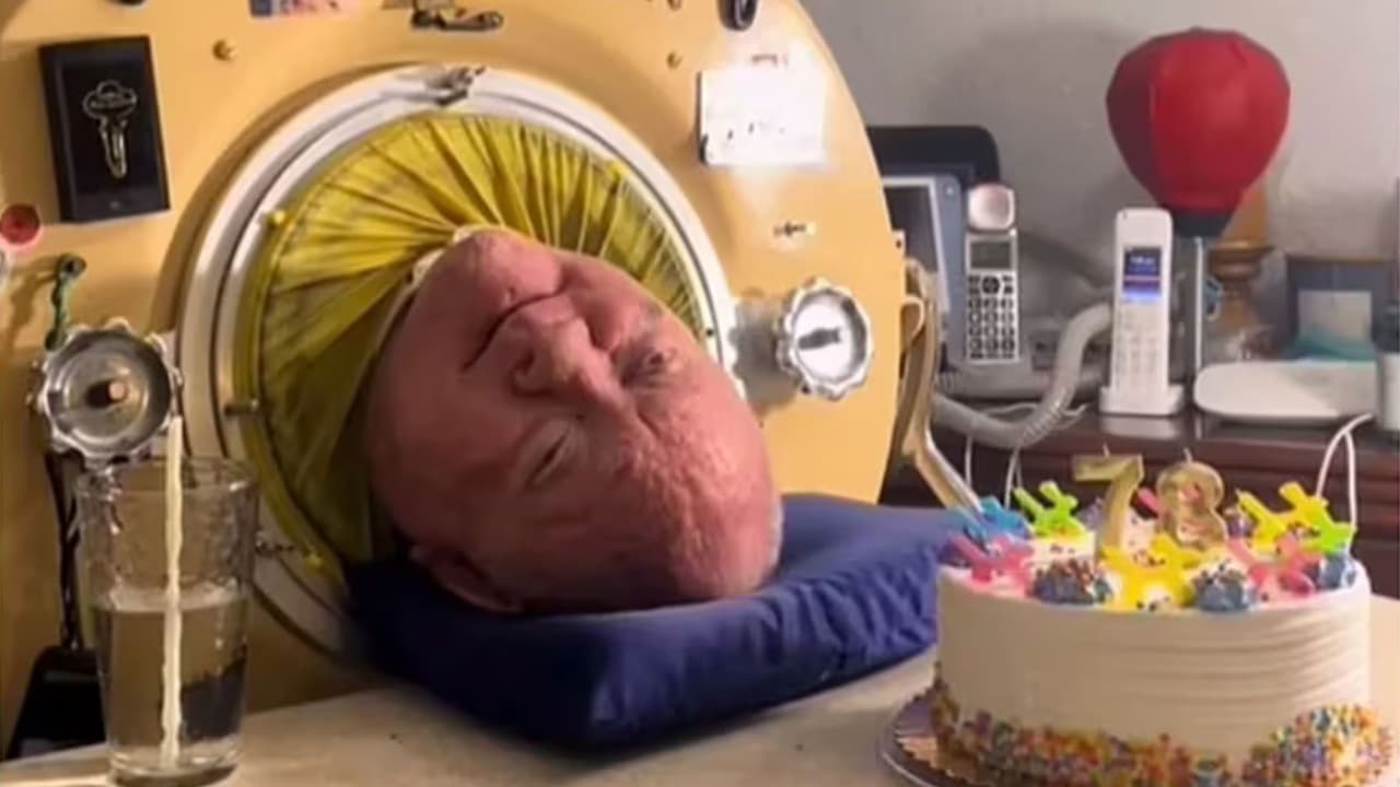 En una cuenta en GoFundMe, Paul Alexander sonríe junto a un pastel, celebrando sus 78 años.