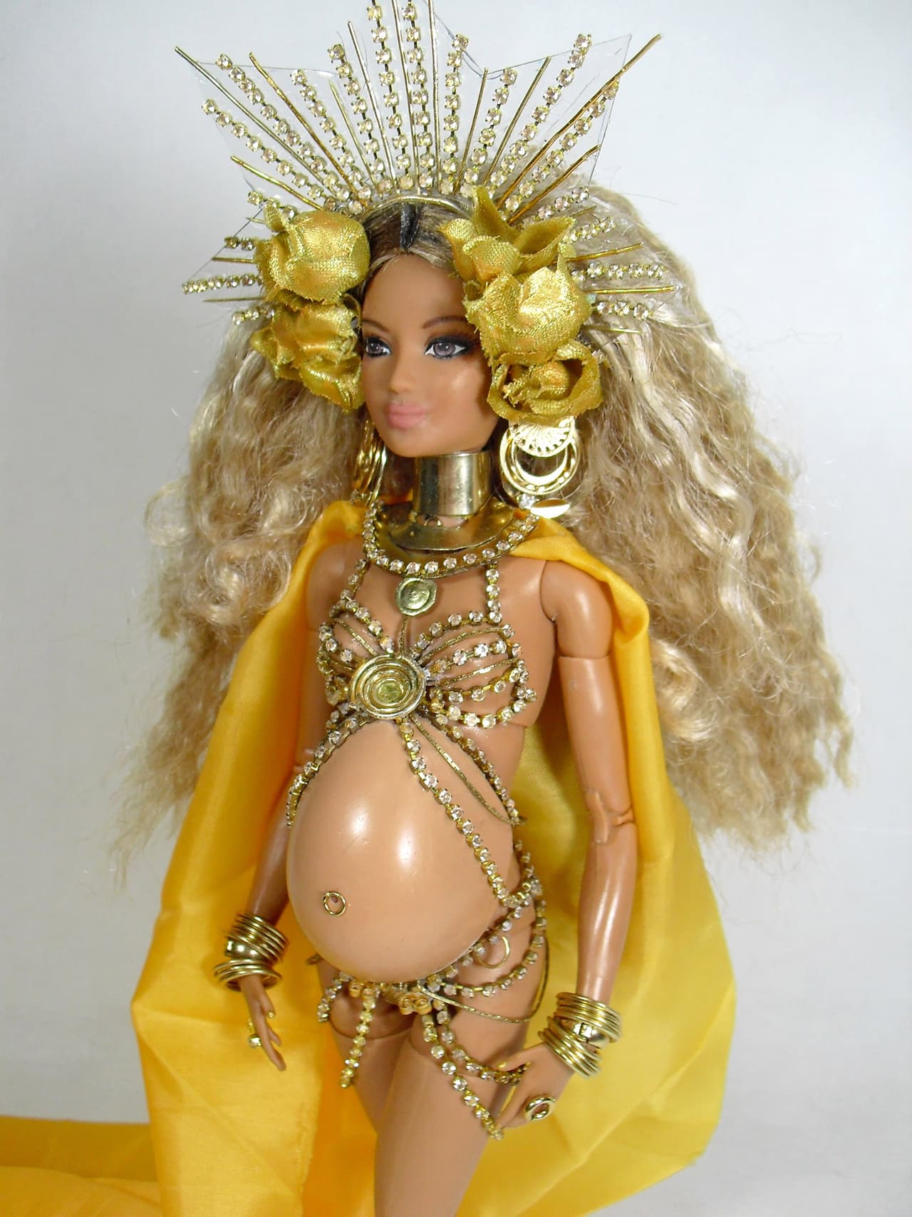 Photo © 2017 Splash News/The Grosby Group Pregnant Beyonce has been immortalised as a Barbie-style doll. Fan Marcus Baby has recreated the singer's expectant look based on her appearance at last month's Grammy Awards. Beyonce, 35, performed in a two-piece outfit that revealed her bump. Now Marcus - based in Brazil - has made the doll which he says is not for sale. "I did this job in five days and her clothes are made with gold chains, rings and wire," he said. The star is expecting twins with husband Jay-Z later this year.