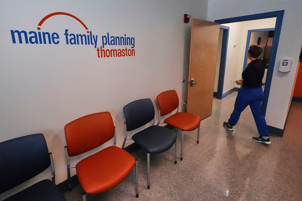 Sala de espera del centro de atención médica de Maine Family Planning en Thomaston, Maine.