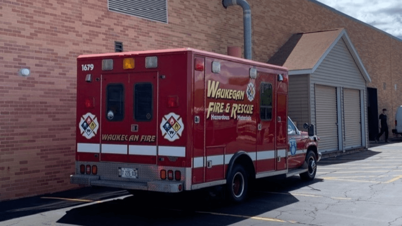 Departamento de Bomberos de Waukegan entrenan a estudiantes de secundaria.