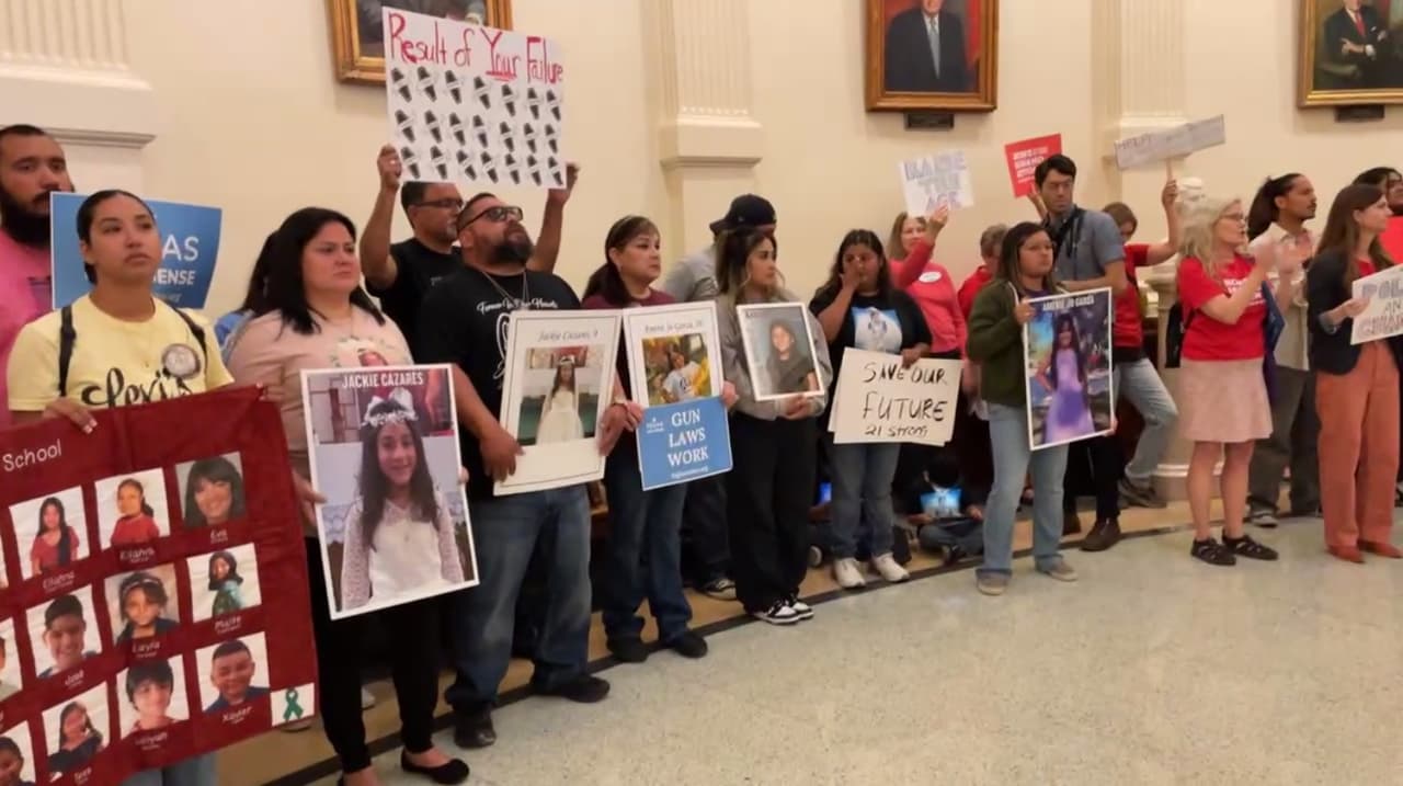 Familiares de víctimas de Uvalde fueron algunas de las personas presentes.
