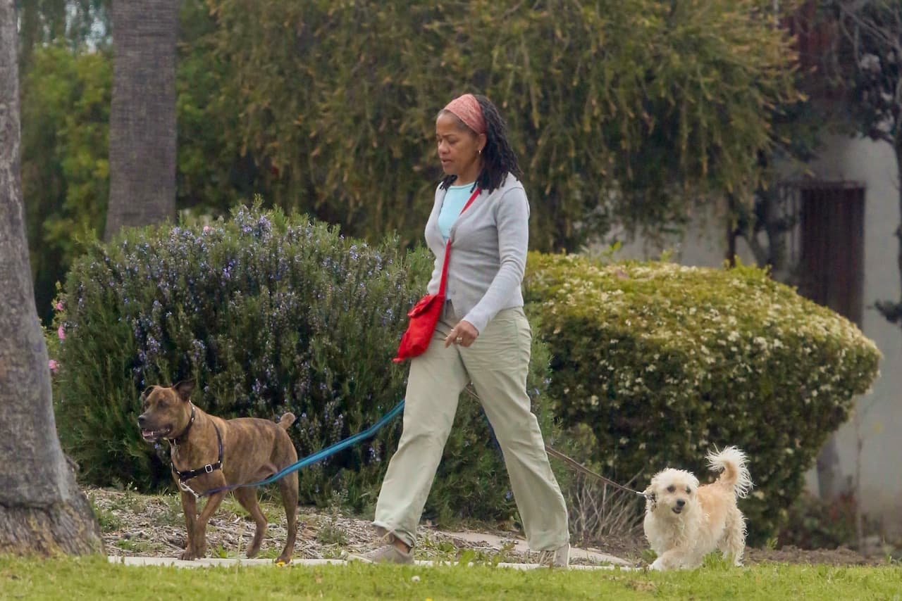 La madre de Meghan Markle, Doria Ragland, fue vista paseando con sus perros cerca de su casa en Los Ángeles, a solo unas semanas de que su hija dé a luz al bebé que está esperando junto al príncipe Harry.
<br>