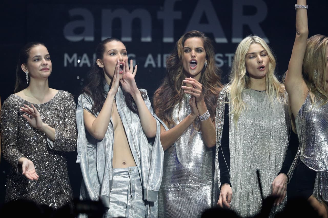 Resolución #3: Voy a atreverme a usar escotes profundos sin importar que tenga poco busto, así como una y otra vez nos lo ha enseñado a hacer Bella Hadid.