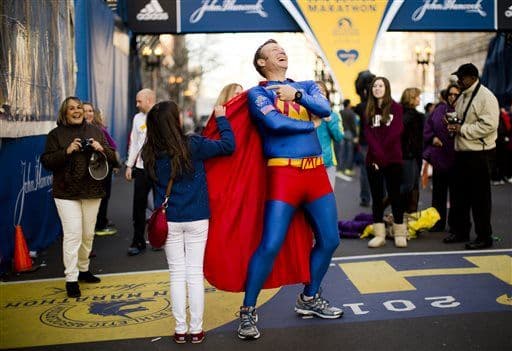 A un evento que se celebra en la vía pública y se extiende a lo largo de 42 kilómetros (más de 20 millas).