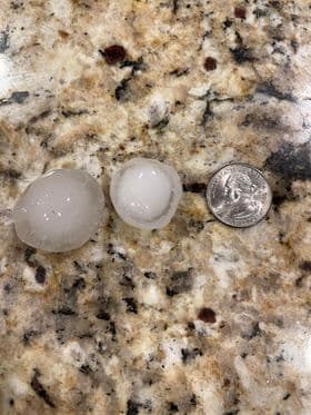 En otras zonas, el granizo cayó ligeramente más grande que una moneda.