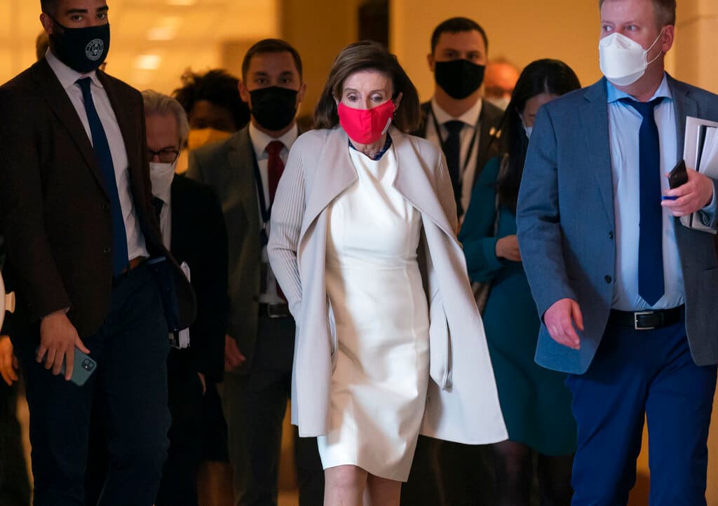 La presidenta de la Cámara de Representantes, Nancy Pelosi, demócrata por California, regresa a su oficina después de reunirse con los reporteros mientras la Cámara se prepara para debatir y votar sobre un borrador revisado del paquete de política interna del presidente Joe Biden que ahora cuesta $ 1.85 billones.