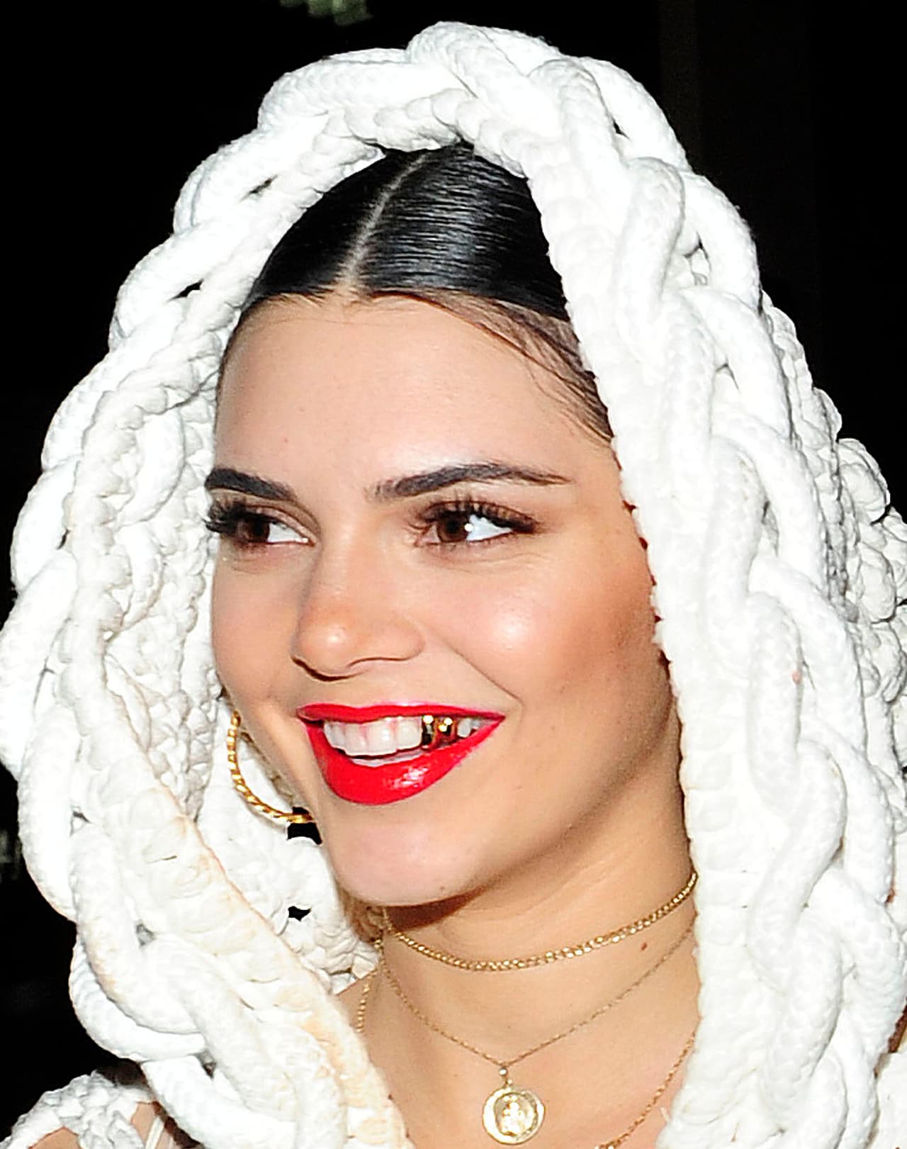 Otros optan por piezas individuales, como la menor de las hermanas Kardashian, Kendall Jenner, quien exhibió dos dientes dorados el año pasado en la celebración de la Semana de la Moda en Londres.