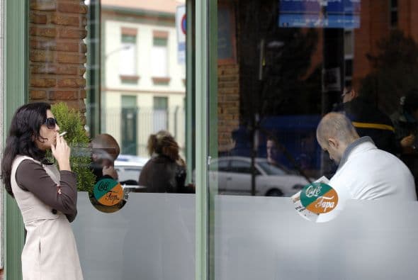 El Ministerio de Sanidad defendió la ley afirmando que este tipo de leyes adoptadas en Gran Bretaña, Francia e Italia no perjudicaron demasiado ese tipo de negocios.