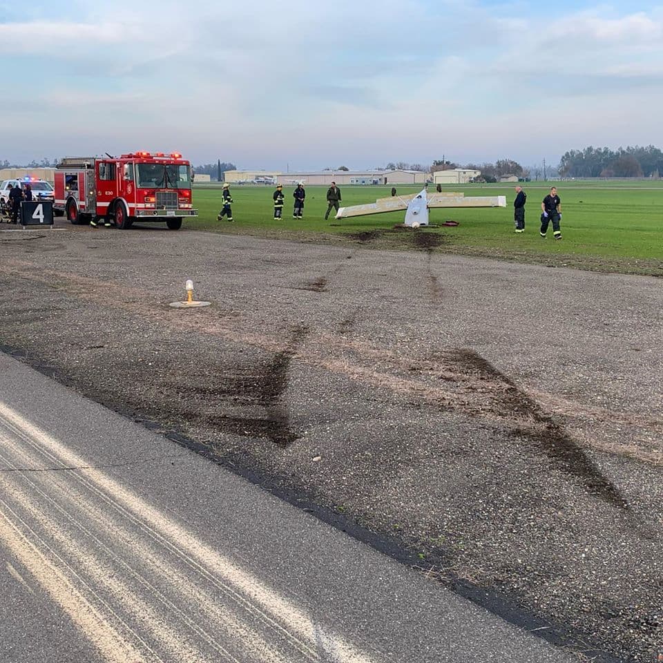 <a href="https://www.univision.com/local/sacramento-kuvs/un-piloto-queda-hospitalizado-luego-de-chocar-su-avioneta-en-el-aeropuerto-del-condado-yolo">La nave quedó boca abajo</a> a un lado de una de las pistas de aterrizaje.