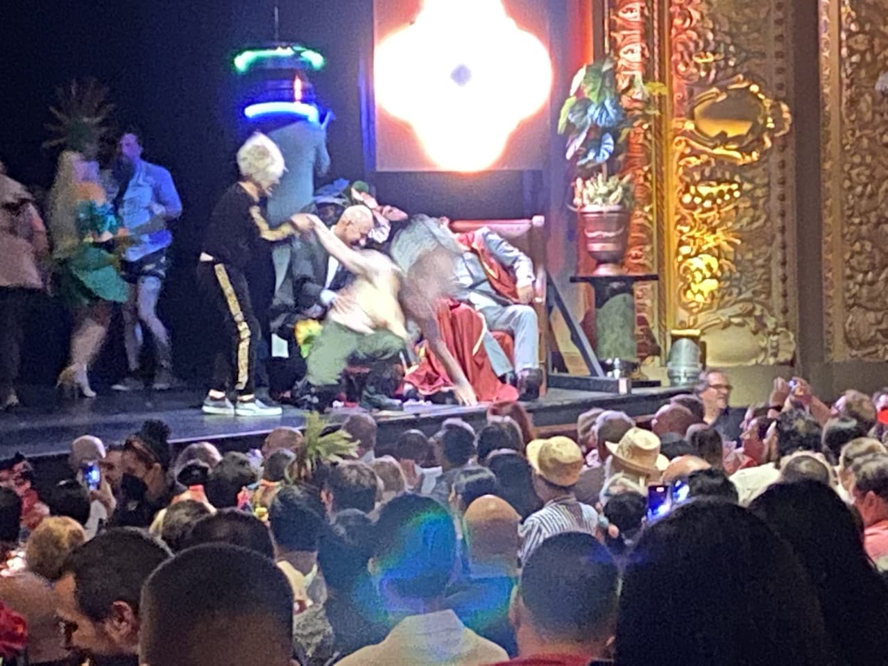 <h2 class="cms-H2-H2">Cornyation 2025</h2>
<br>
<ul>
<li class="li1">Cuándo: 29 de abril</li>
</ul>
<ul>
<li class="li1">Hora: 19:00 y 22:00 horas</li>
</ul>
<ul>
<li class="li1">Dónde: Charline McCombs Empire Theatre</li>
</ul>
<ul>
<li class="li1">Qué es: Obra de sátira para adultos.</li>
</ul>
<ul>
<li class="li1">Costo: Boletos de 15 a 45 dólares</li>
</ul>