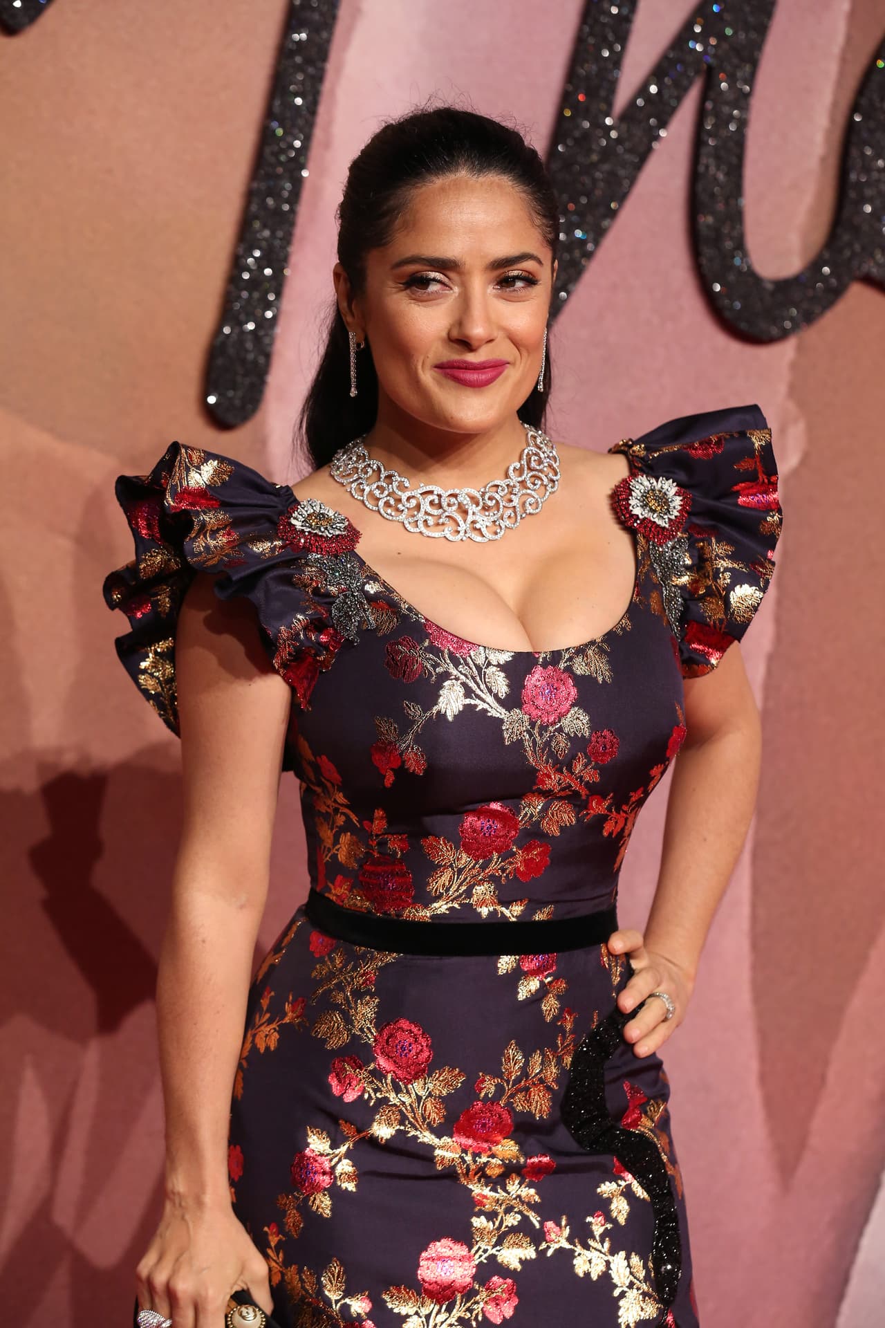 Este vestido floral le sentaba fabuloso a la mexicana.