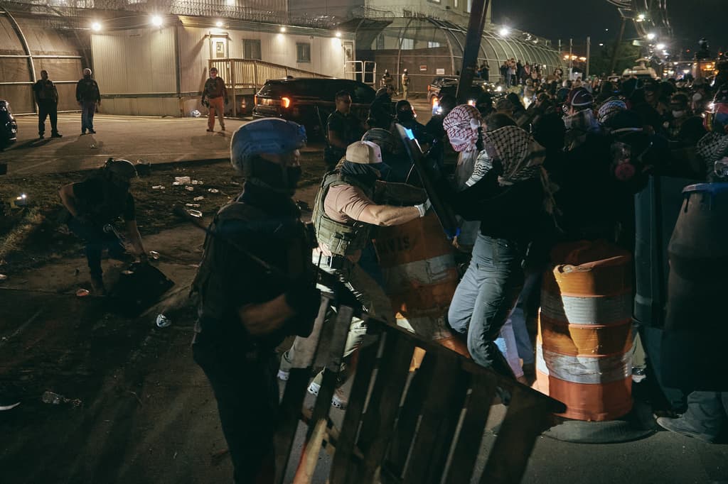 Familiares 
<b>estiman que hay cerca de 300 personas ingresadas en el Delaney Hall Detention Center,</b> en la ciudad de Newark, en Nueva Jersey. Precisamente el 27 de mayo, horas antes de este enfrentamiento, un grupo de congresistas visitó la instalación y confirmó las denuncias de los inmigrantes detenidos.
<br>
<br>Al salir del centro, 
<b><a href="https://www.univision.com/local/washington-dc-wfdc/senador-cory-booker-su-discurso-de-25-horas-contra-trump-resumido-en-25-frases-video" target="_blank">Corey Booker, ex alcalde de la ciudad de Newark y actual senador por Nueva Jersey</a></b>, expresó que si los estadounidenses "vieran quiénes están detenidos y en qué condiciones", la mayoría estaría de acuerdo en que "este centro es una mancha moral para nuestra nación".