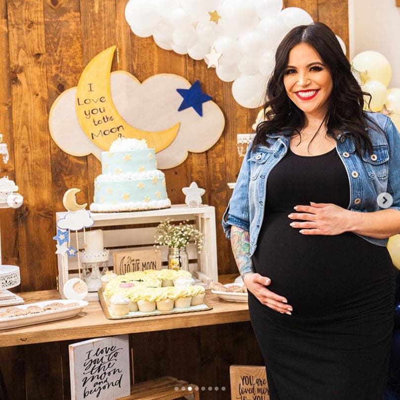 Aunque hace algunas semanas celebró tres 'baby showers' con algunas amigas, ya no tuvo oportunidad de organizar uno junto a su familia. 
<br>