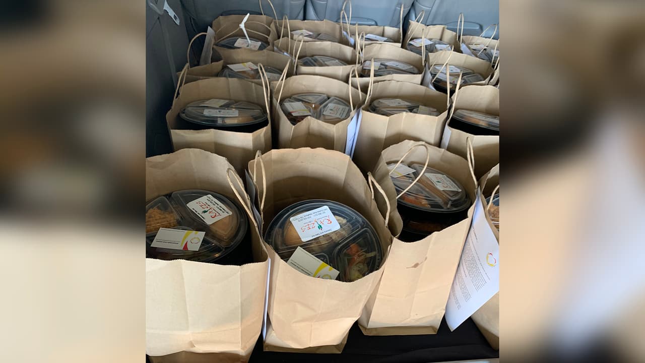 Personal de la Oficina del Alguacil del condado Fort Bend también se le entregó comidas.