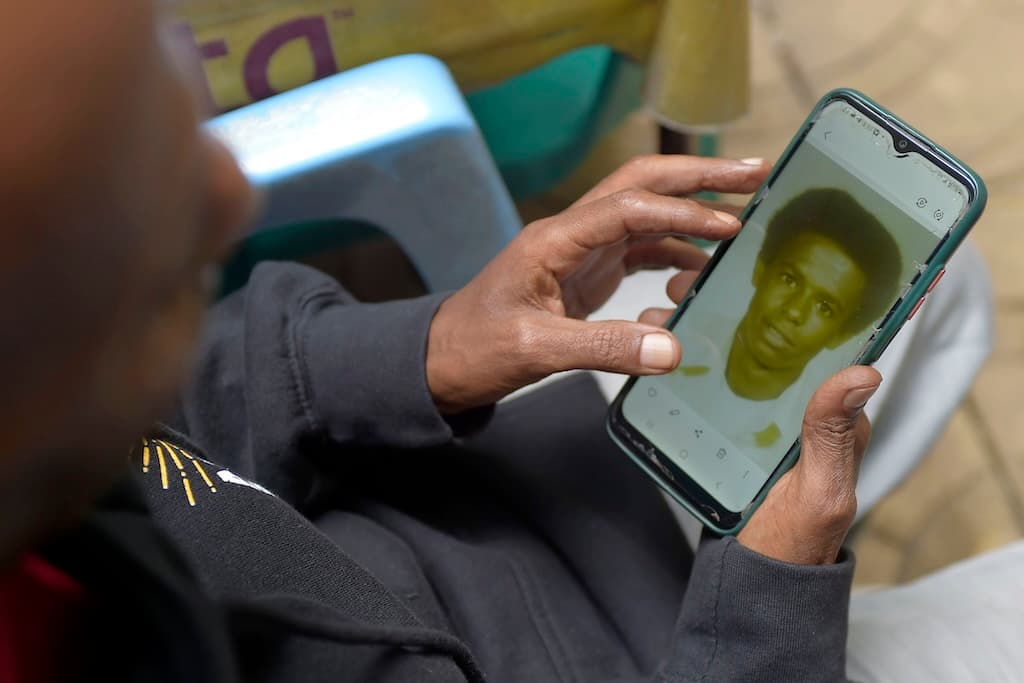 Mike Davis, ahora de 61 años, mira una foto de él cuando era adolescente, el viernes 23 de agosto de 2024, en Adís Abeba, Etiopía. Davis tiene cinco nietos a los que nunca conoció.