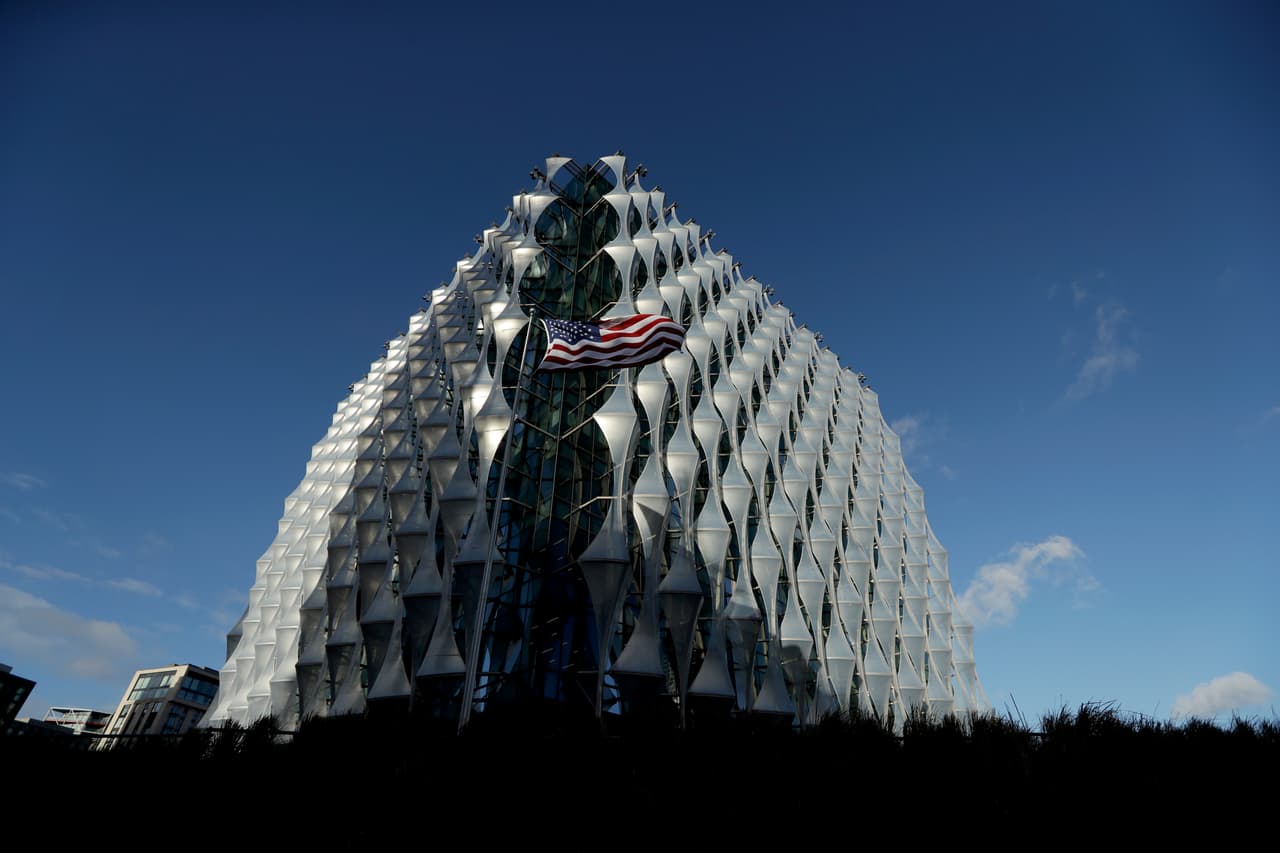 La embajada ocupa un área de casi cinco acres. El edificio se encuentra a 100 pies de distancia de la calle, siendo esta una de las medidas de seguridad del edificio.