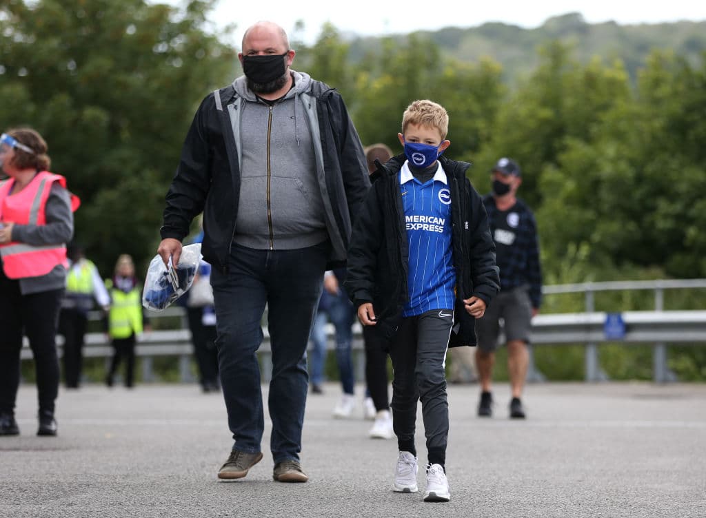 Los espectadores tuvieron que permanecer separados durante todo el encuentro para respetar la sana distancia. Al final de la temporada 2020-2021 los inmuebles podrían ser ocupados en su totalidad. El partido terminó empatado a un gol.