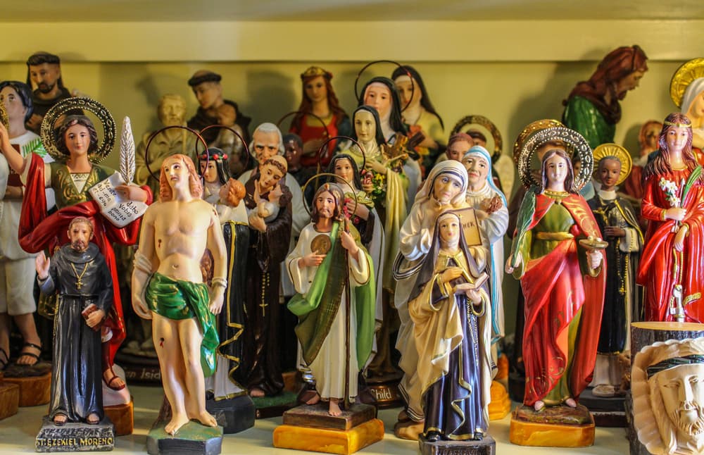 Sebastián era respetado por su equipo y la gente en general, hasta por el emperador Maximino, quien no tenía idea de que en realidad era cristiano y visitaba en secreto a otros compañeros que habían sido encarcelados por practicar la religión.