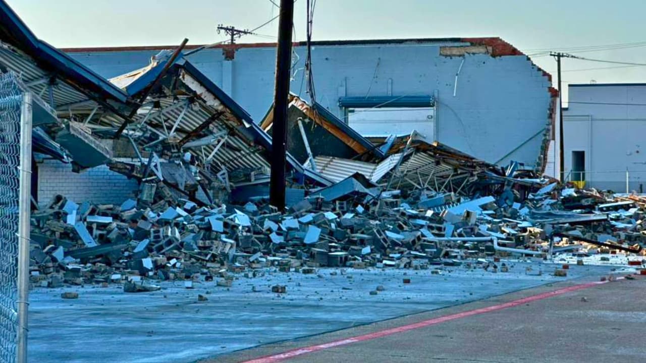 <h3 class="cms-H3-H3">Recomendaciones durante lluvias fuertes</h3> Autoridades del norte de Texas recomiendan tomar precauciones básicas 
<b>para reducir riesgos cuando se registran tormentas o lluvias intensas.</b> 
<br>Si usted trabaja o administra un edificio, preste atención a 
<b>señales de alerta como filtraciones nuevas, grietas, ruidos inusuales en el techo o plafones que comienzan a desprenderse. </b>
<br>Si ocurre algo así, 
<b>lo más seguro es evacuar y llamar al 911.</b> 
<br>En edificios comerciales o bodegas con techos planos, 
<b>la acumulación de agua puede aumentar el peso sobre la estructura.</b> 
<br>
<b>Mantener limpios los drenajes y canaletas</b> ayuda a evitar encharcamientos peligrosos.