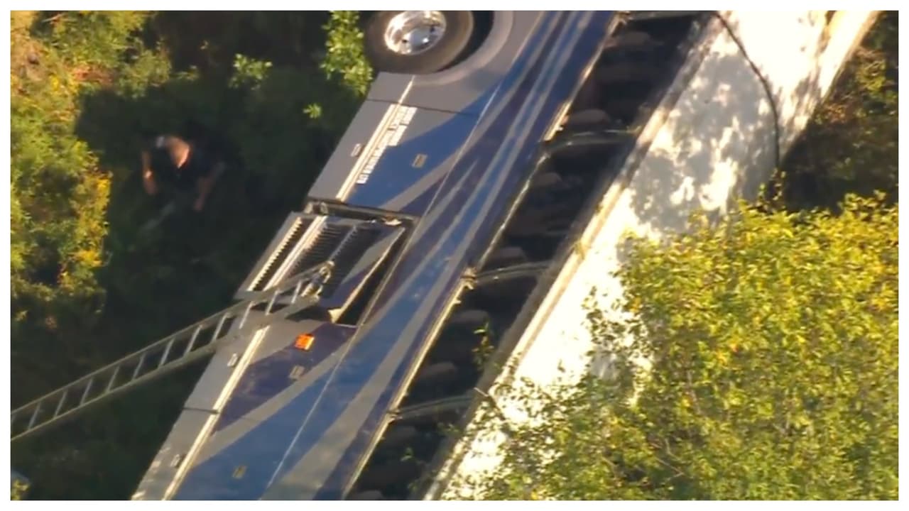 La gobernadora Kathy Hochul emitió un comunicado donde informó estar al tanto del accidente y expresó que los corazones están puestos en las familias de las víctimas.