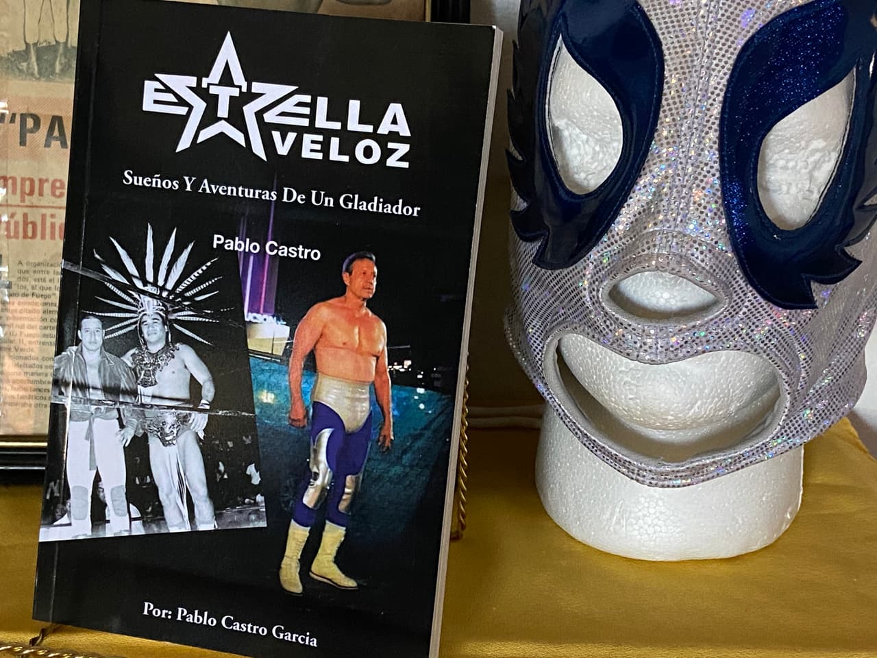 “De aquí puedo hacer un libro por que me estuve recordando toda mi trayectoria, todos los años que anduve vagando… porque sí sufrí para aprender de ahí surgió la idea de hacer el libro este y aquí ya está, ya está a la venta en Amazon”, explica Pablo Castro.
<br>